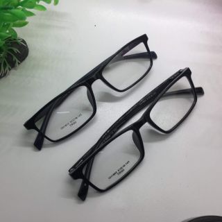 Gọng nhựa dẻo và mắt cận hoặc mắt không độ