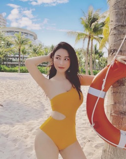 Bikini liền khoét eo