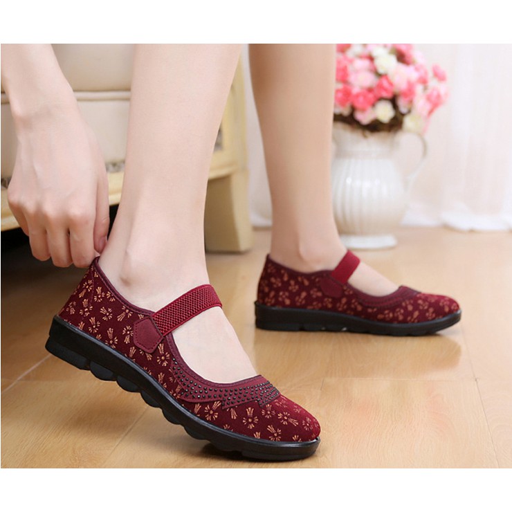 Giày trung niên nữ có quai họa tiết nổi bật - Giày búp bê mũi tròn - Vincent shop
