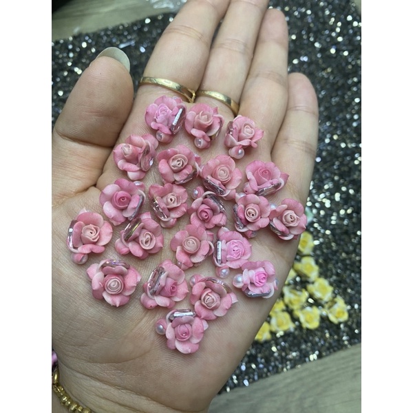 Hoa hồng ôm đá hoa nail