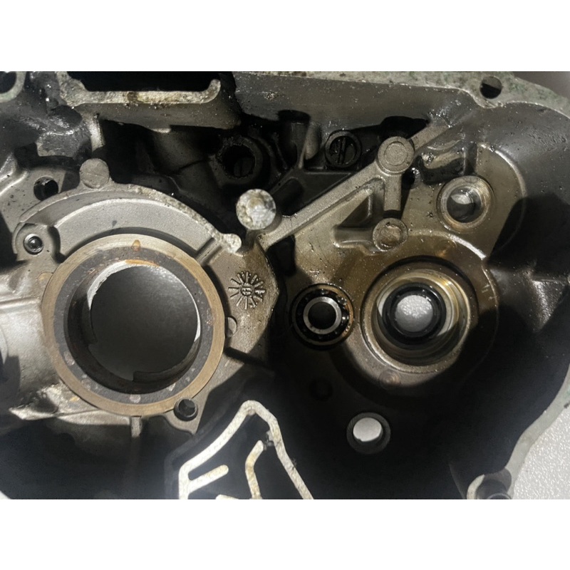 Vách bên sốcủa xe máy Sym 110cm.