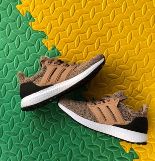 Giày Sneaker u tra bót