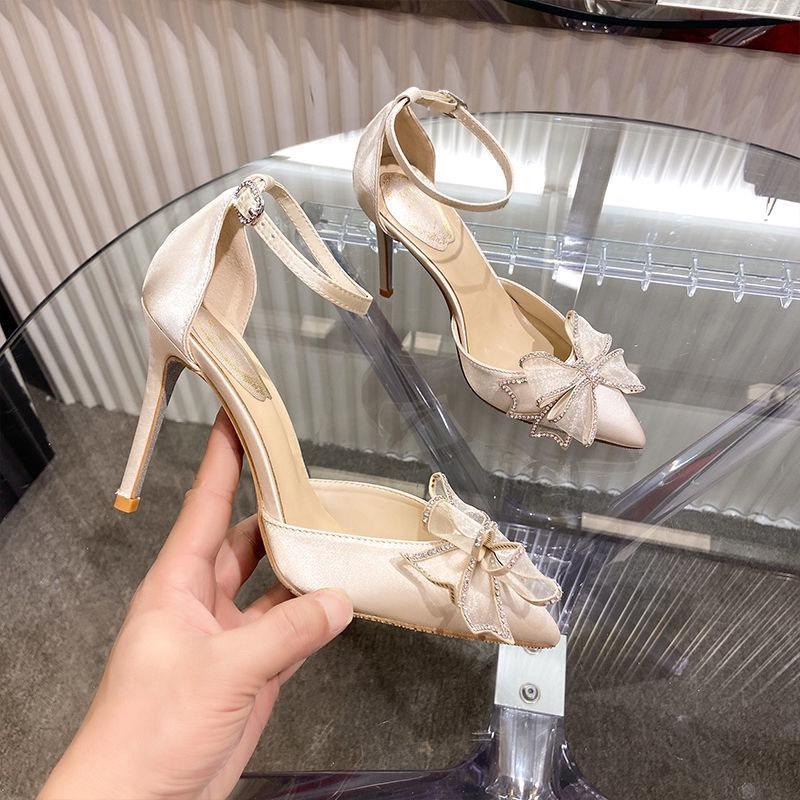 Giày cao gót mũi nhọn gắn nơ lưới đính đá hở eo có quai hậu gót nhọn cao 7p, giày cưới cô dâu mũi nhọn kiểu mới tiểu[m74