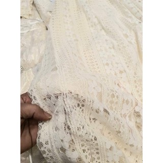 Váy ren trắng cổ V đinh cúc ngọc