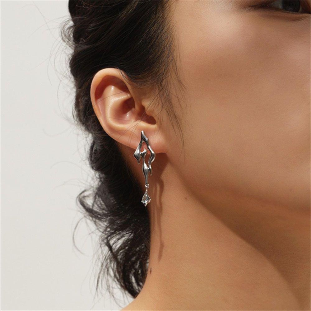 Khuyên Tai Kim Loại Dạng Lỏng Bất Đối Xứng Cá Tính