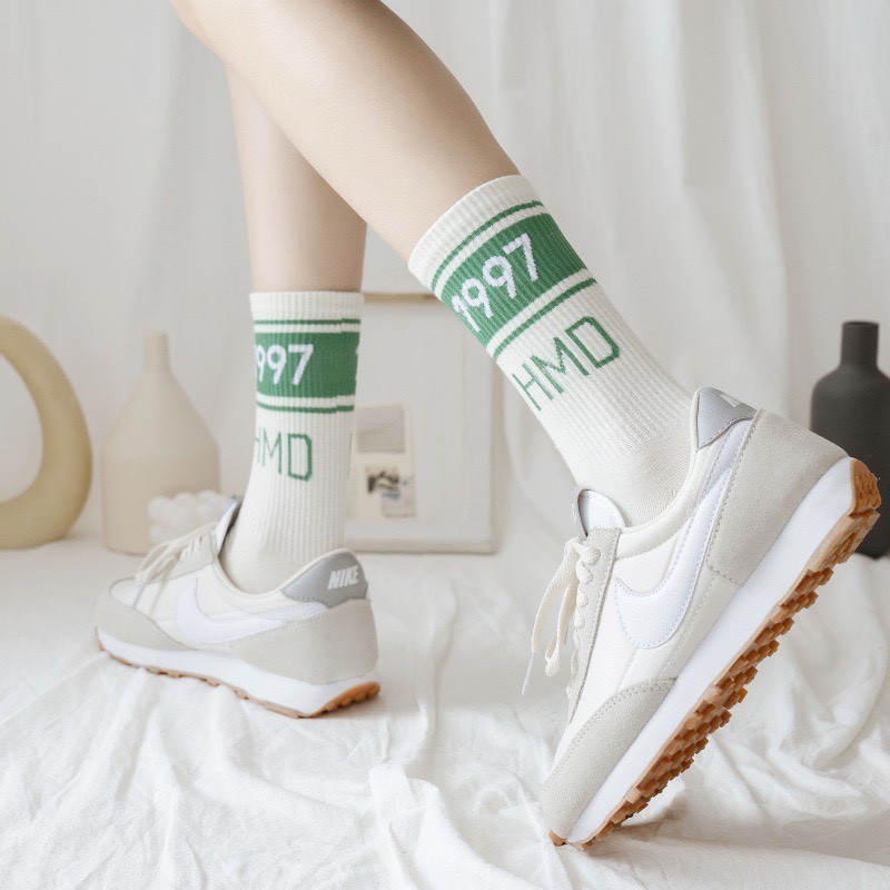 Tất cổ cao màu trắng họa tiết số 1975 để phối sneaker cotton mềm mịn kháng khuẩn khử mùi unisex DOLLY SECRET T04