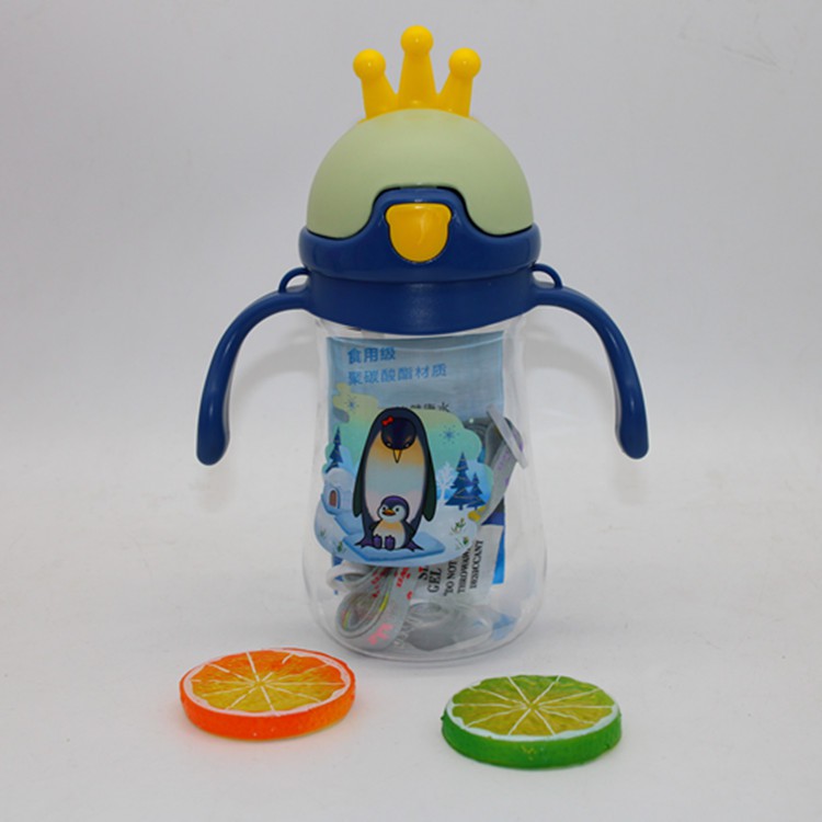 Bình ống hút tay cầm hình vương niệm cho bé