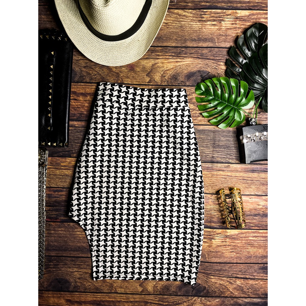 Chân váy bút chì, cut-out một bên đùi. hoạ tiết trắng đen sang trọng