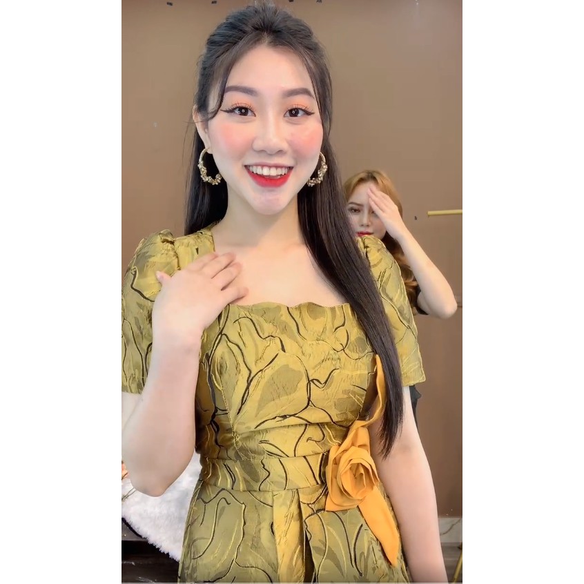 [Mã SKAMA06 giảm 8% tối đa 50K đơn 250K] Monoco- Váy gấm cổ vuông body eo đính hoa- 8373 | BigBuy360 - bigbuy360.vn