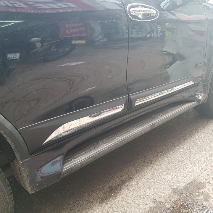 Nẹp Sườn, Nẹp Hông xe Hilux 2017 2018 2019 2020 - BẢN TO 2 MÀU