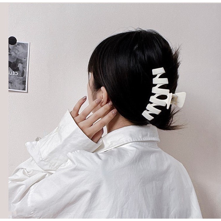 Kẹp tóc lò xo chữ M đan chéo màu thời trang nữ tính K127