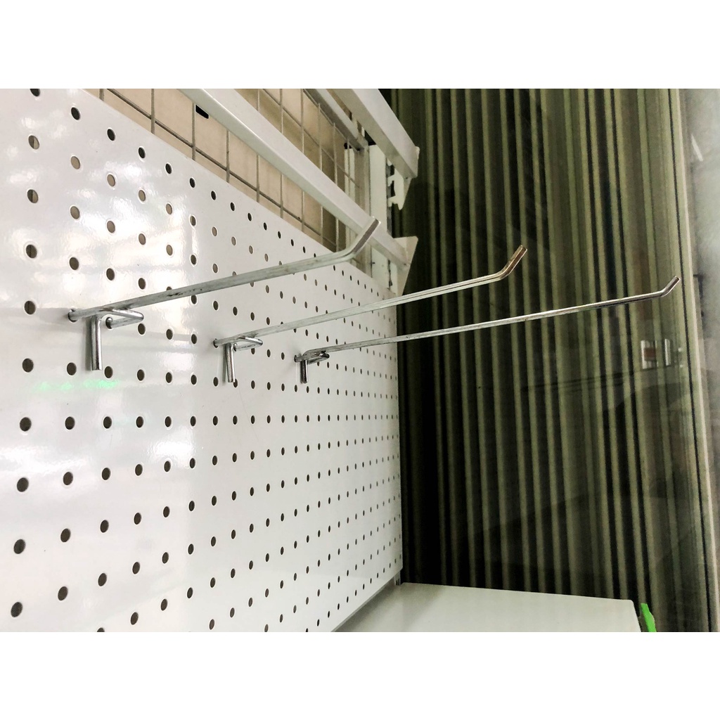 Móc treo tôn lỗ, tay cài tấm lỗ treo phụ kiện, móc cài tấm lỗ, móc treo đồ làm bằng inox