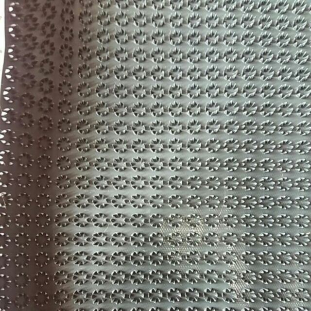 Thảm Nhựa gai KT 70cmx 90cm. Màu xanh lá và màu đỏ