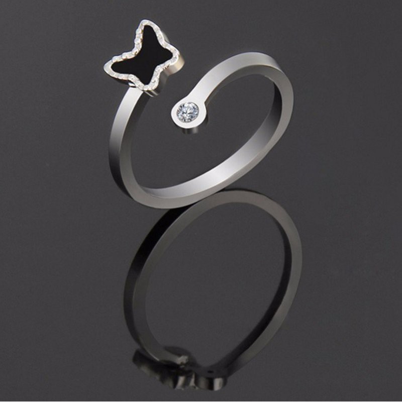 Nhẫn Bướm Đen Ti Tan Không Đen TT 393