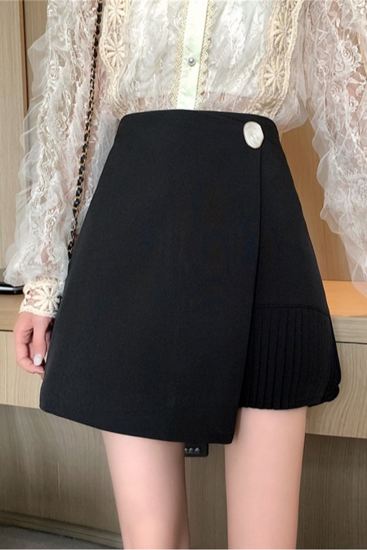 Chân váy công sở ngắn xếp ly 2021, Quần giả váy nữ phối cúc vạt lệch chéo cách điệu khóa kéo sau màu đen trắng. | BigBuy360 - bigbuy360.vn