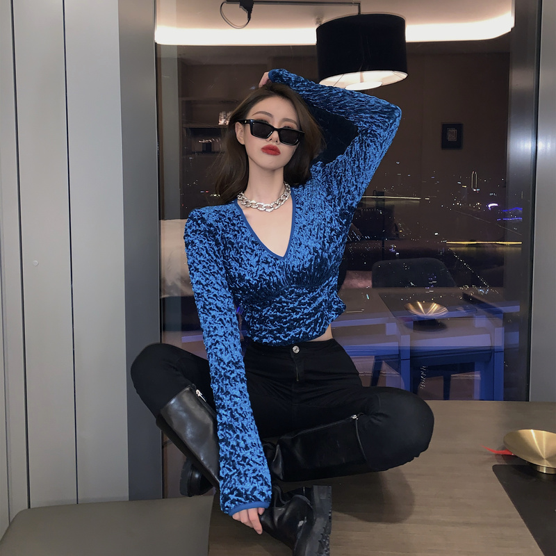 Áo crop top tay dài cổ chữ V có đệm vai gợi cảm