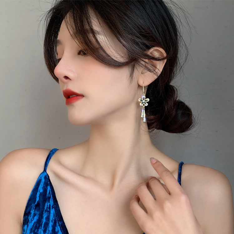 Đôi bông tai đính kim cương giả mặt hình hoa dáng dài sáng bóng