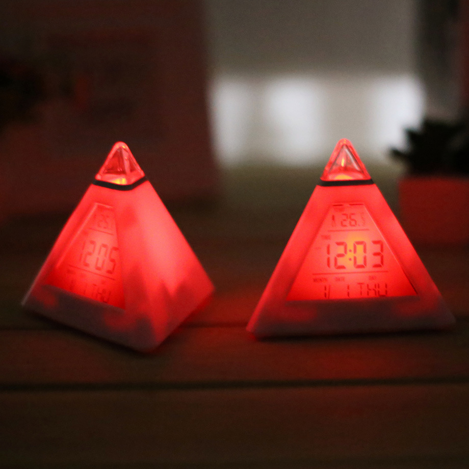 Đồng hồ báo thức hình tam giác có đèn LED hiển thị nhiệt độ và lịch tiện lợi