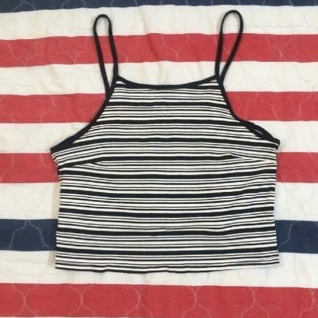 Áo F21 2 dây croptop xẻ sườn
