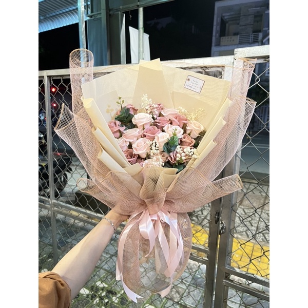 Bó hoa sáp 30 bông mix cùng babi và lá táo