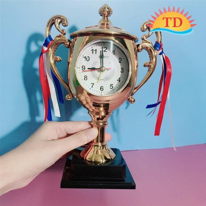 Đồng hồ để bàn có báo thức hình Cúp Vàng