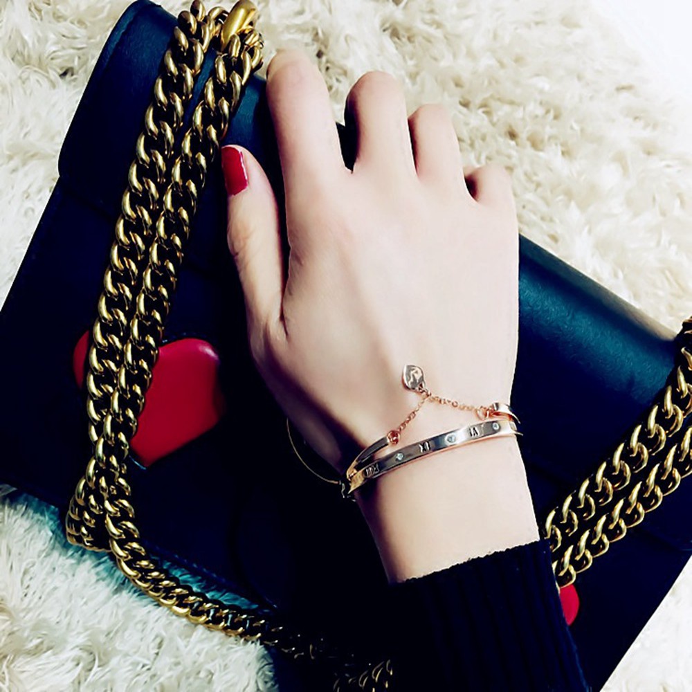 Vòng tay thép không gỉ khắc chữ mặt hình trái tim sành điệu