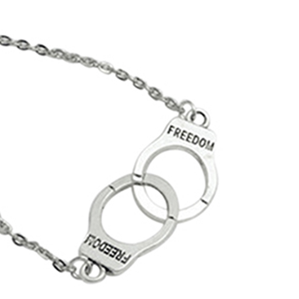 Dây chuyền mặt hình còng tay sáng tạo phong cách cho nữ