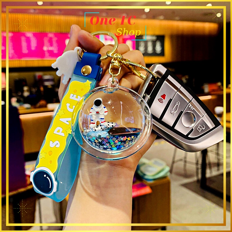 Móc khóa xe phi hành gia chuyển động trong UFO cute, đáng yêu. Móc chìa khóa ô tô, xe máy; móc khóa treo balo- ONETCSHOP