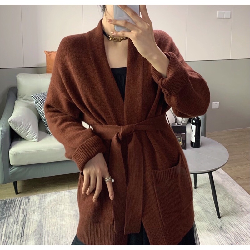 Áo len cashmere lười, dài giữa và túi lớn, sang chảnh mà dễ mặc. | BigBuy360 - bigbuy360.vn