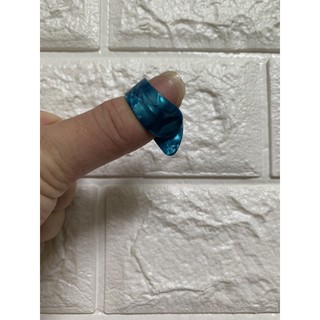 Móng gảy guitar ngón cái