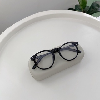 Kính viền dày, cứng cáp, có lắp cận