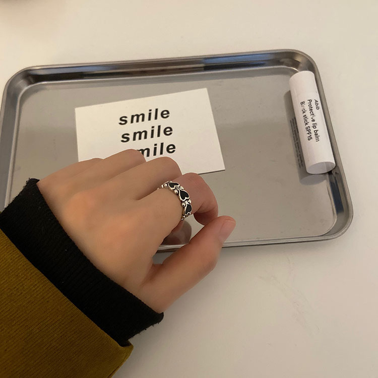 Nhẫn phong cách retro hợp cá tính cho nữ