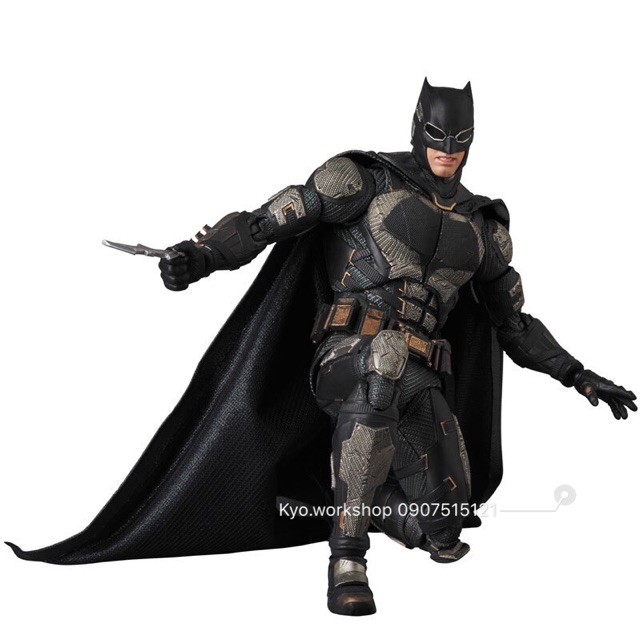 Mô hình Action Figure MAFEX Batman Justice League - Tactical Suit ver. No.064 có giá đỡ