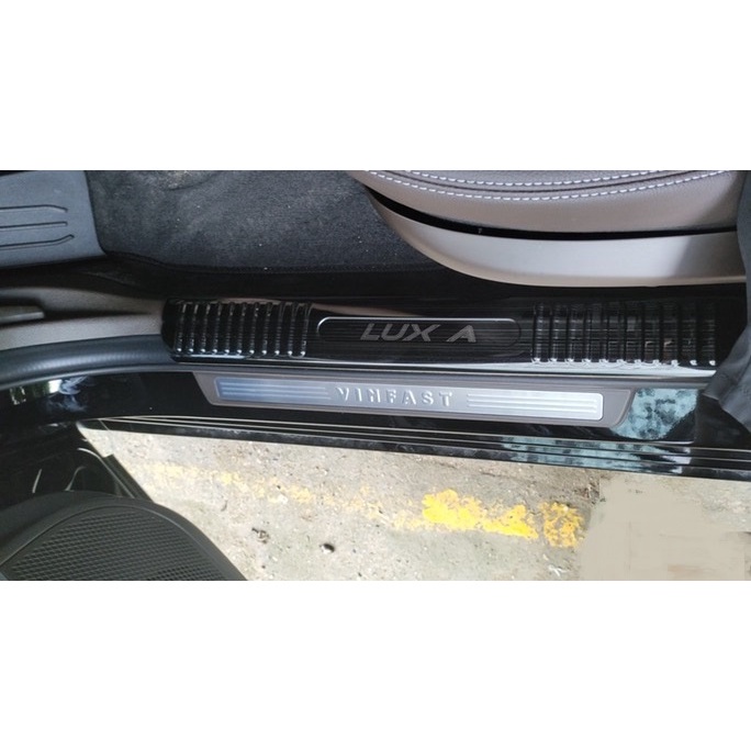 Ốp Bậc Cửa Trong Vinfast LUX A Mẫu Titan và inox  Cao Cấp, Có Sẵn Keo Dán 3M