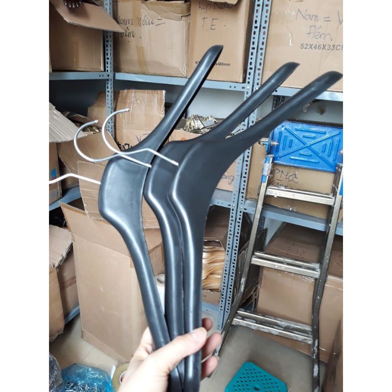 Móc treo quần áo nam vai to bằng nhựa-mắc kẹp quần,móc áo nhựa nam cho shop thời trang,khách sạn,móc vest