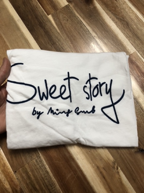 Áo thun cotton giấy in hình cổ v ( hình shop tự chụp)
