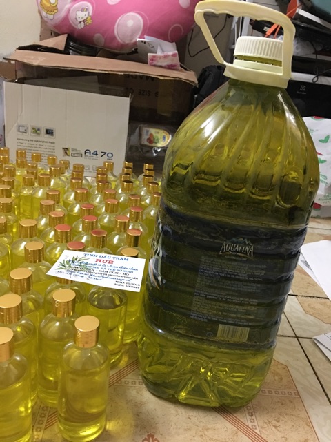 Sỉ dầu tràm Hue 1 lít date mới nhất tắm và bôi cho trẻ