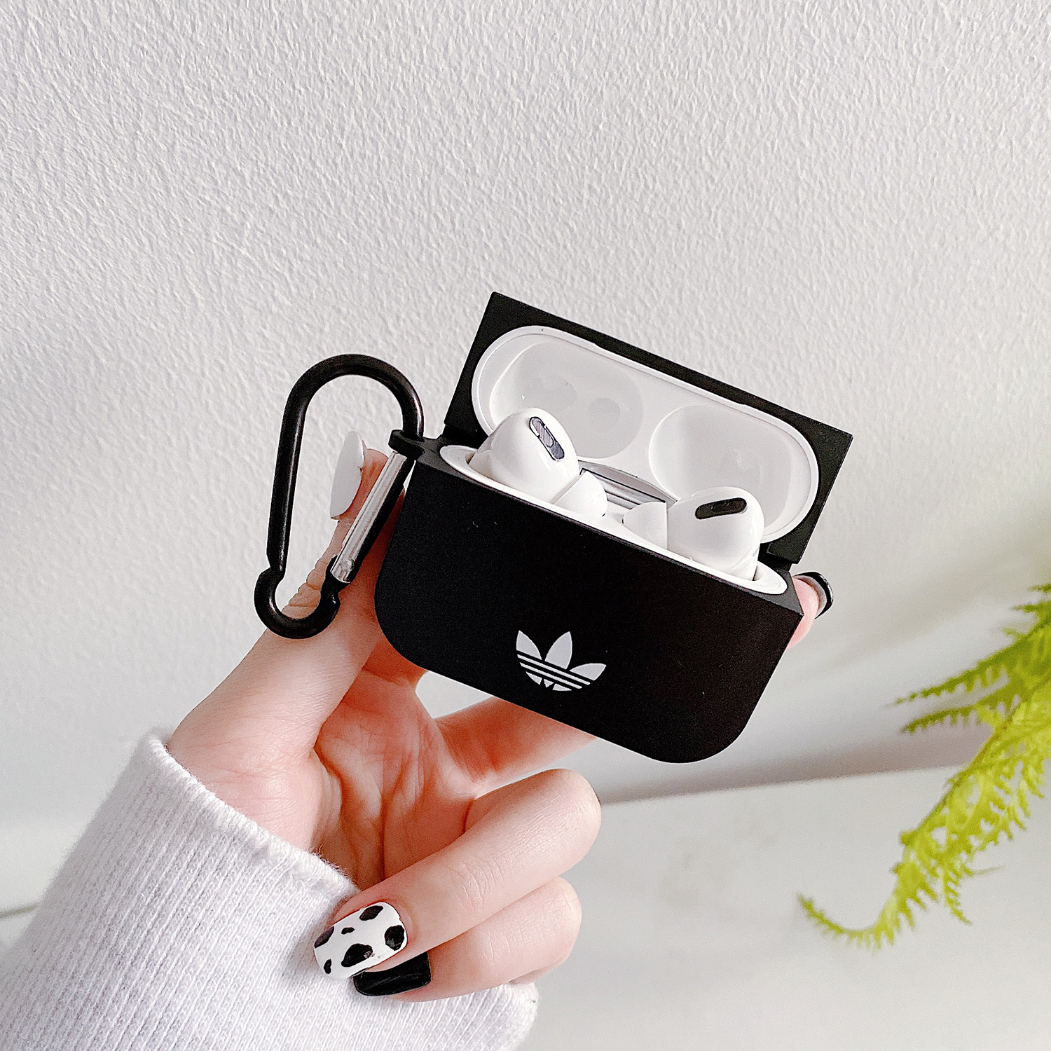 Vỏ Bảo Vệ Hộp Sạc Tai Nghe Airpods 1 / 2 / Pro Họa Tiết Adidas Kèm Móc Treo Tiện Dụng