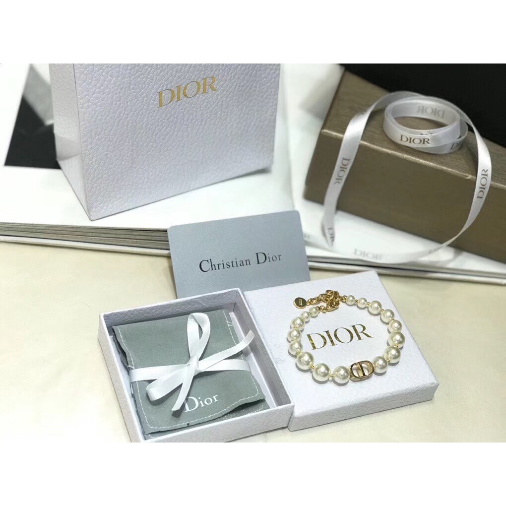 Vòng tay dior đính ngọc trai giả và chữ đơn giản phong cách retro sang trọng