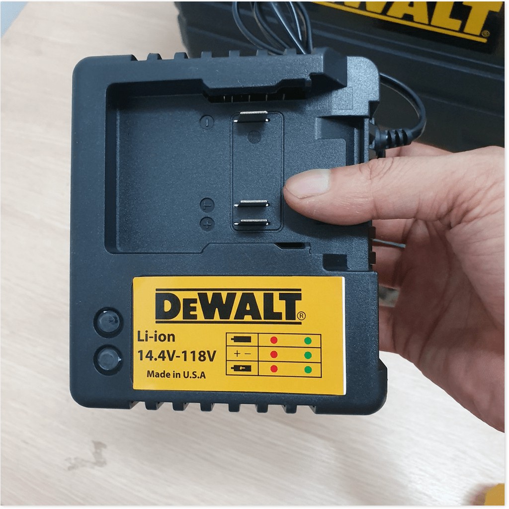 Máy cắt cầm tay DEWALT 118V 02 pin 10 cell, động cơ không chổi than