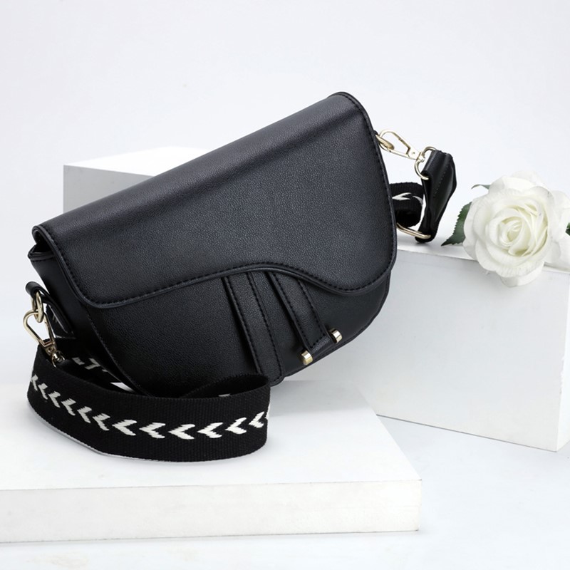 [Mã WAMT2405 giảm 10K đơn 0K] Túi xách nữ, túi đeo chéo hình yên ngựa thời trang cá tính dây đeo bản to DC10