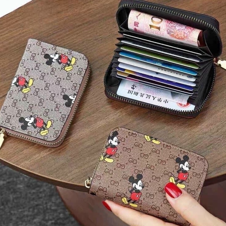 Ví Nữ chất da mềm có nhiều ngăn rất tiện dụng, được chia nhiều ngăn cho các nàng đựng các loai thẻ