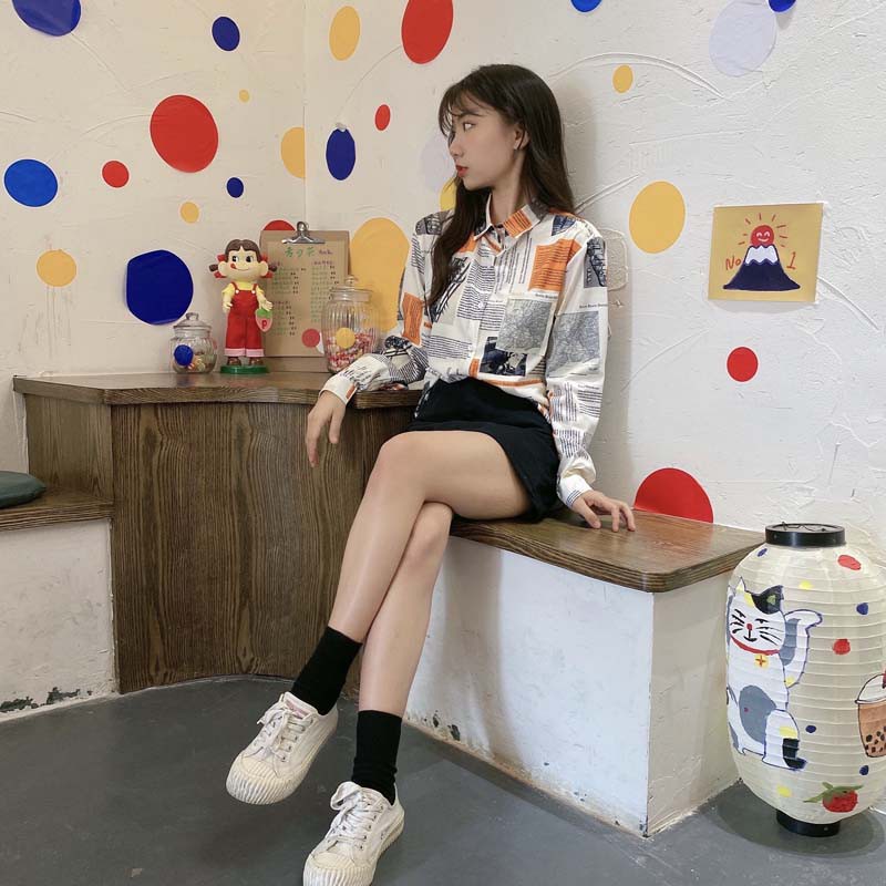 Áo sơ mi tay dài dáng rộng in họa tiết tờ báo kiểu retro cá tính cho nữ