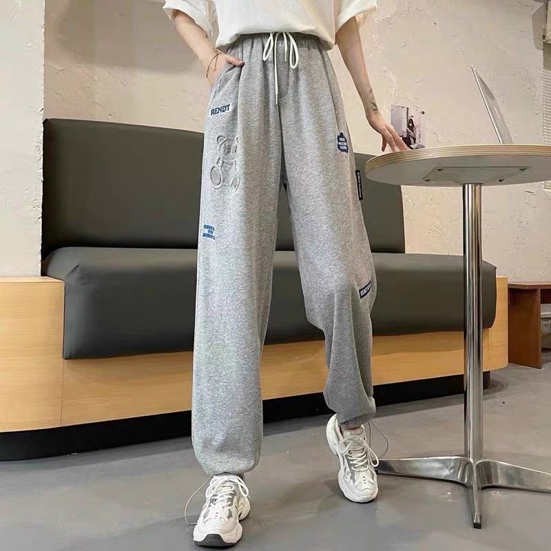 Quần Jocgger Gấu Cute Dập Nổi Unisex Nam Nữ Form Rộng Ulzzang