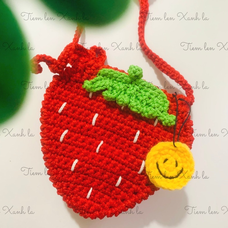 Túi đeo chéo dâu tây kèm móc khoá mặt cười bằng len handmade