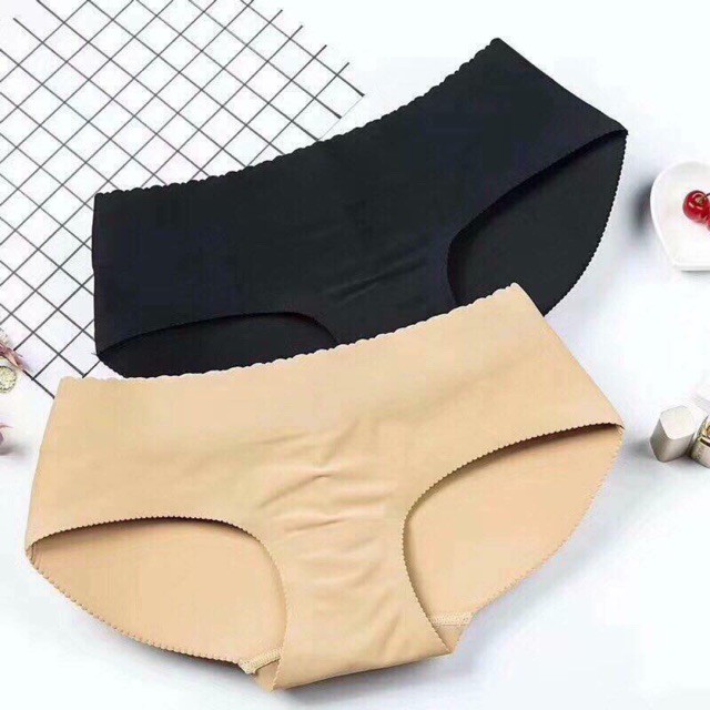 Quần lót độn mông tạo dáng gợi cảm