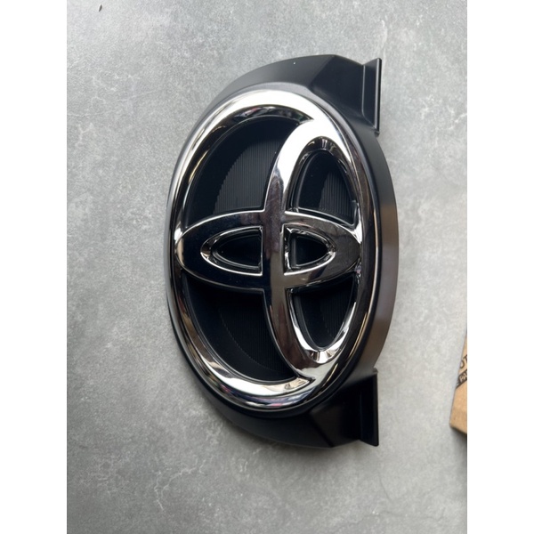 LOGO TRƯỚC INNOVA 2008-2012 XỊN CHÍNH HÃNG KÈM ĐẾ ĐEN 75301-0K010