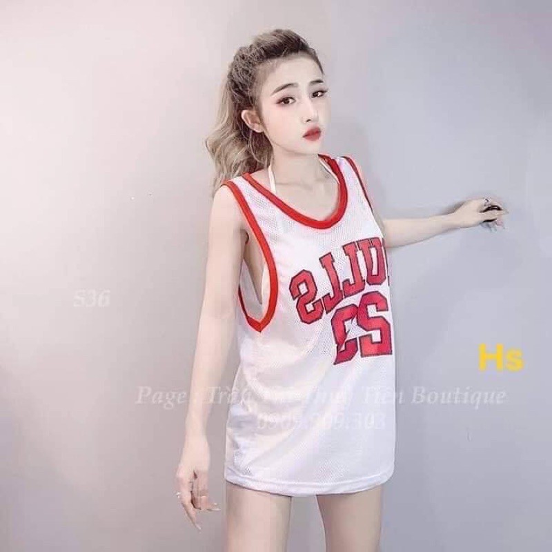 Sét bộ mặc thể thao kiêm mặc đi biển gồm 3 món:  áo 3 lỗ rộng hất lưới thể thao, áo bara buộc dây cổ và quần đùi ngắn