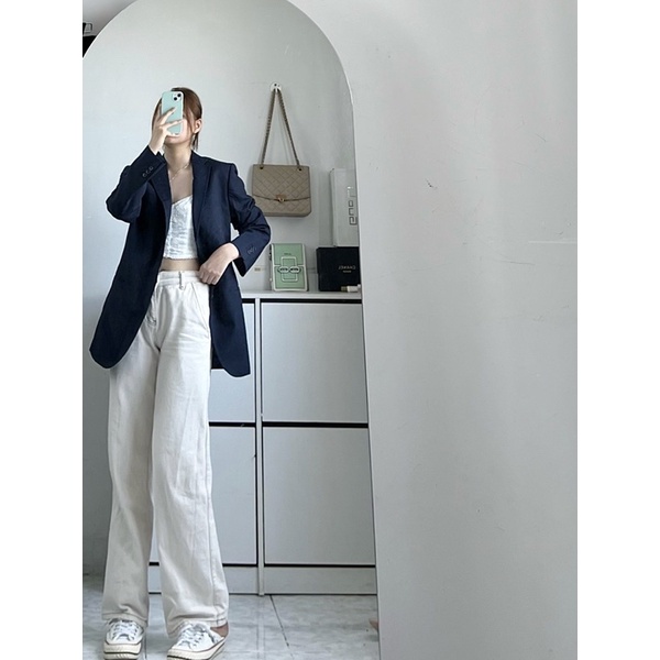 Áo blazer xanh có đệm vai form cứng cáp chất vải phần lưng không dày, dễ sử dụng cho đông và hè.