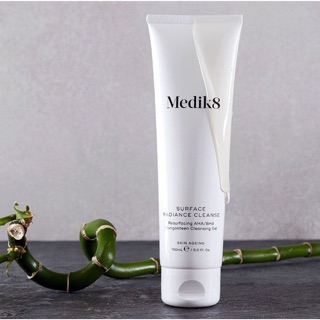 Sữa rửa mặt tạo bọt chứa BHA và AHA Medik8 Surface Radiance Cleanse 150ml
